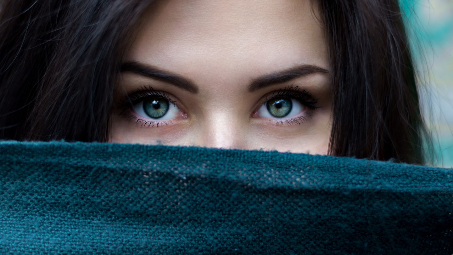 Enhance Your Look with an Eyelash Curler - Cosmos Cosmetics