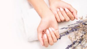 Ongle Blanc Nacré : La Tendance Chic & Naturelle